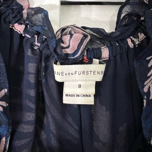 Diane Von Furstenberg Silk Top, Size 8 - Picture 6 of 7